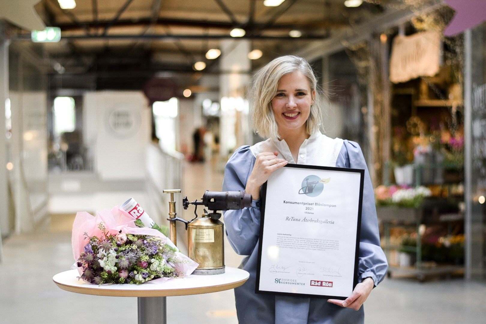 Sofia Bystedt håller upp diplomet Blåslampan 2021