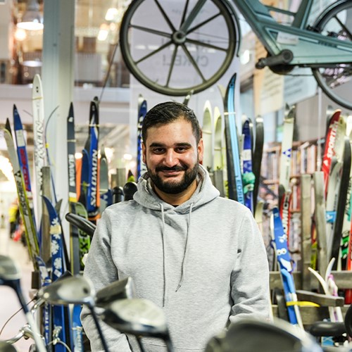 Toni Haddad inne i butiken ReBuyke