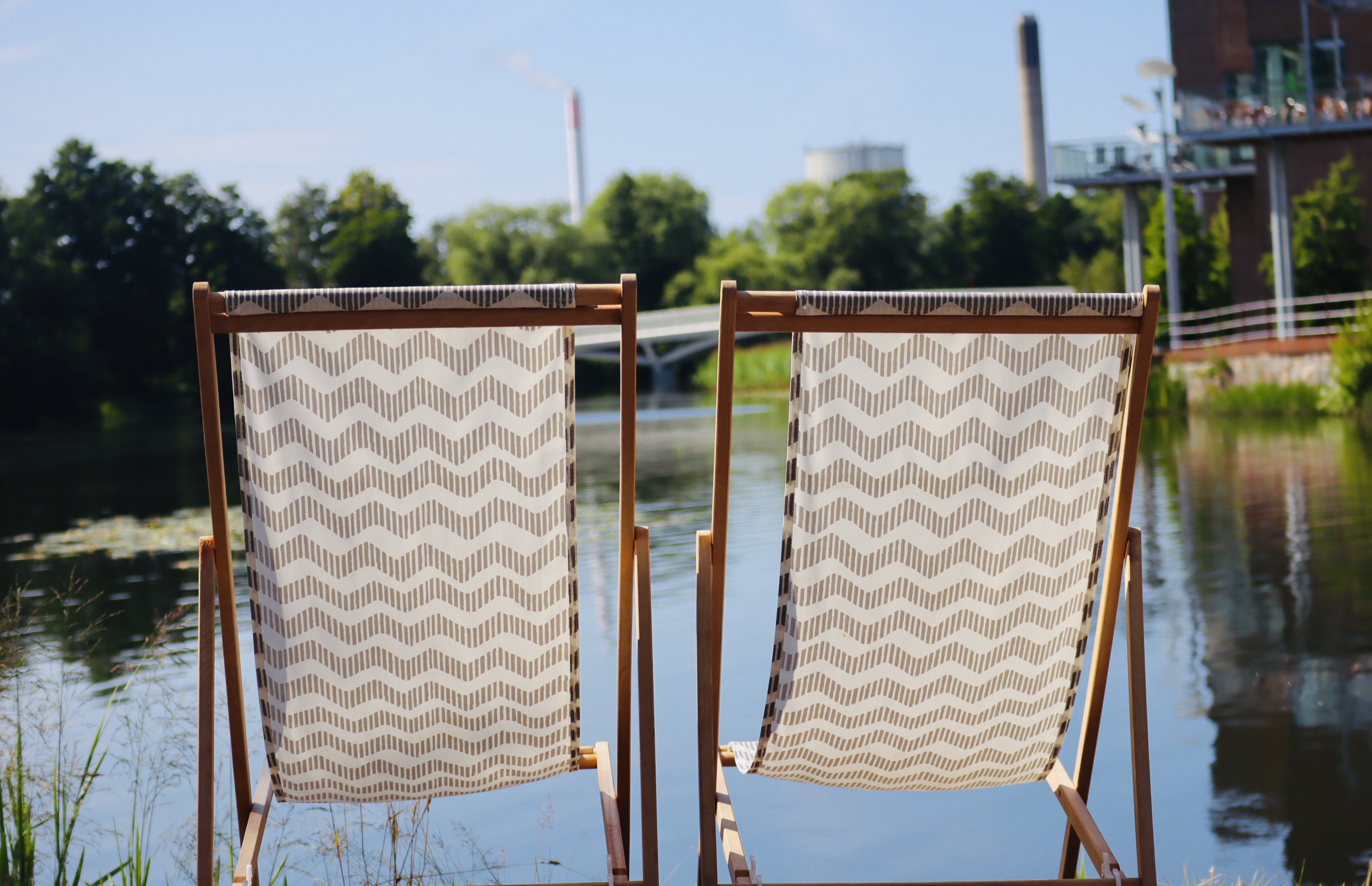 Två solstolar med Eskilstunaån i bakgrunden.