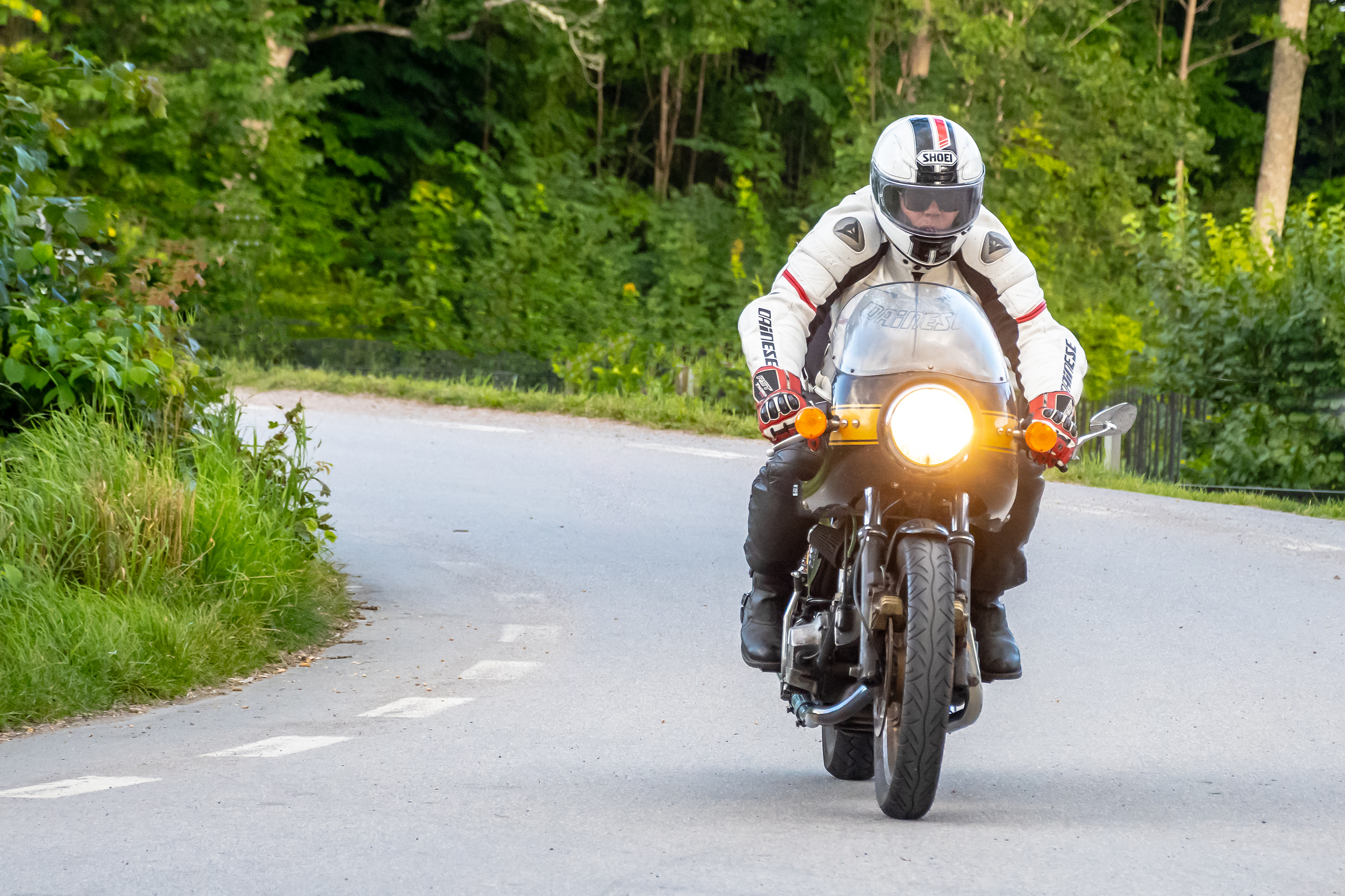 Man åker motorcykel på väg
