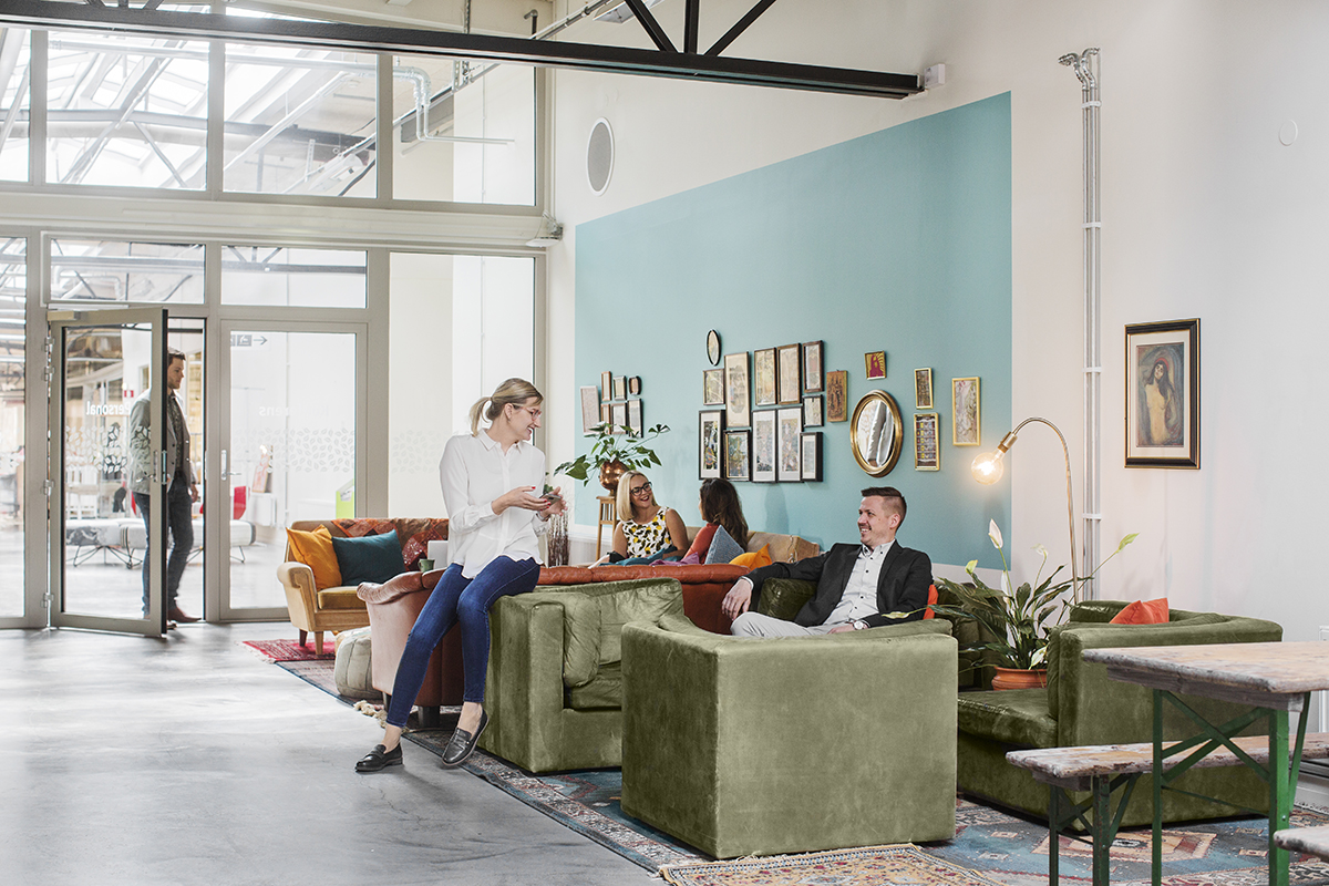 Människor sitter och pratar i korridoren vid ReTunas konferens