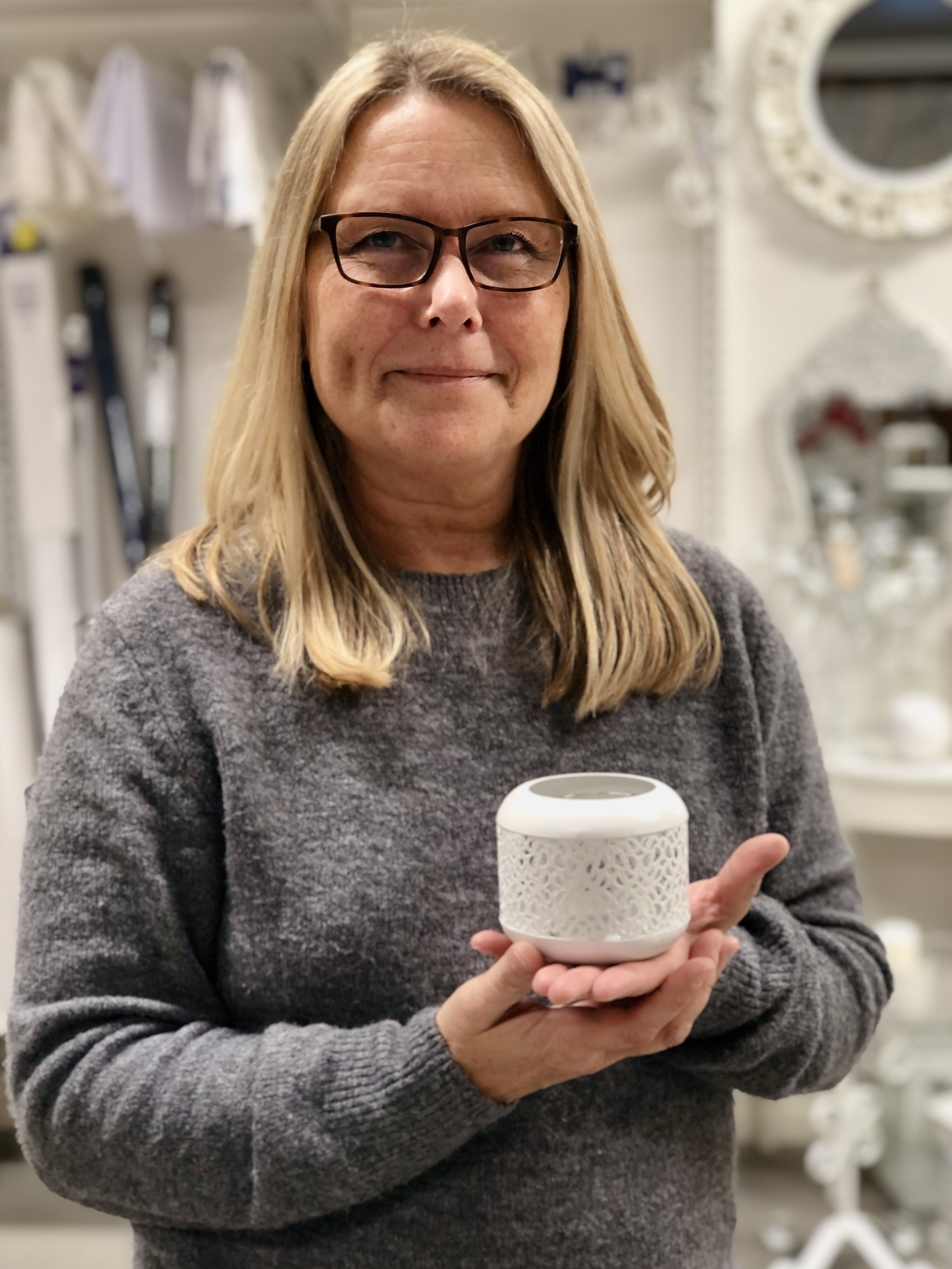 Anita håller i en ljusstake