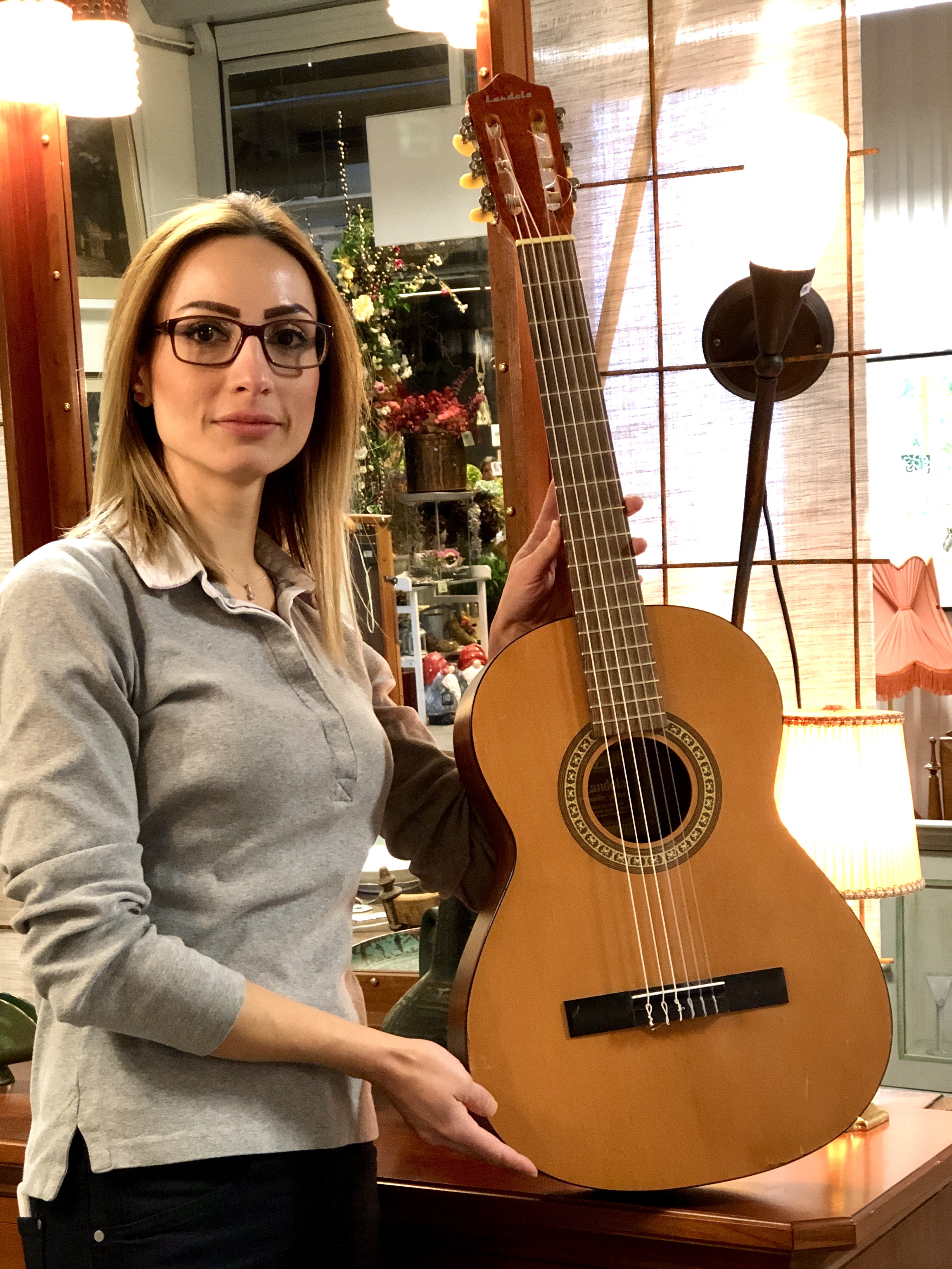 Personal håller upp gitarr