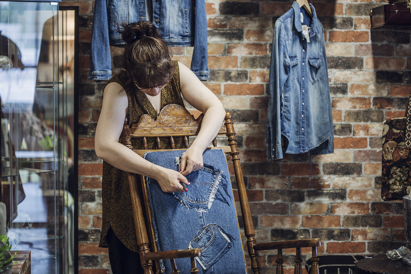 En möblel renoveras hos Studio Sanjaki