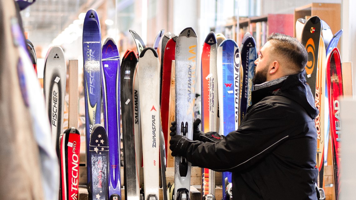 Begagnade skidor i butiken Rebuyke