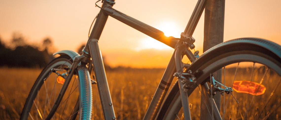 Cykel i solnedgång