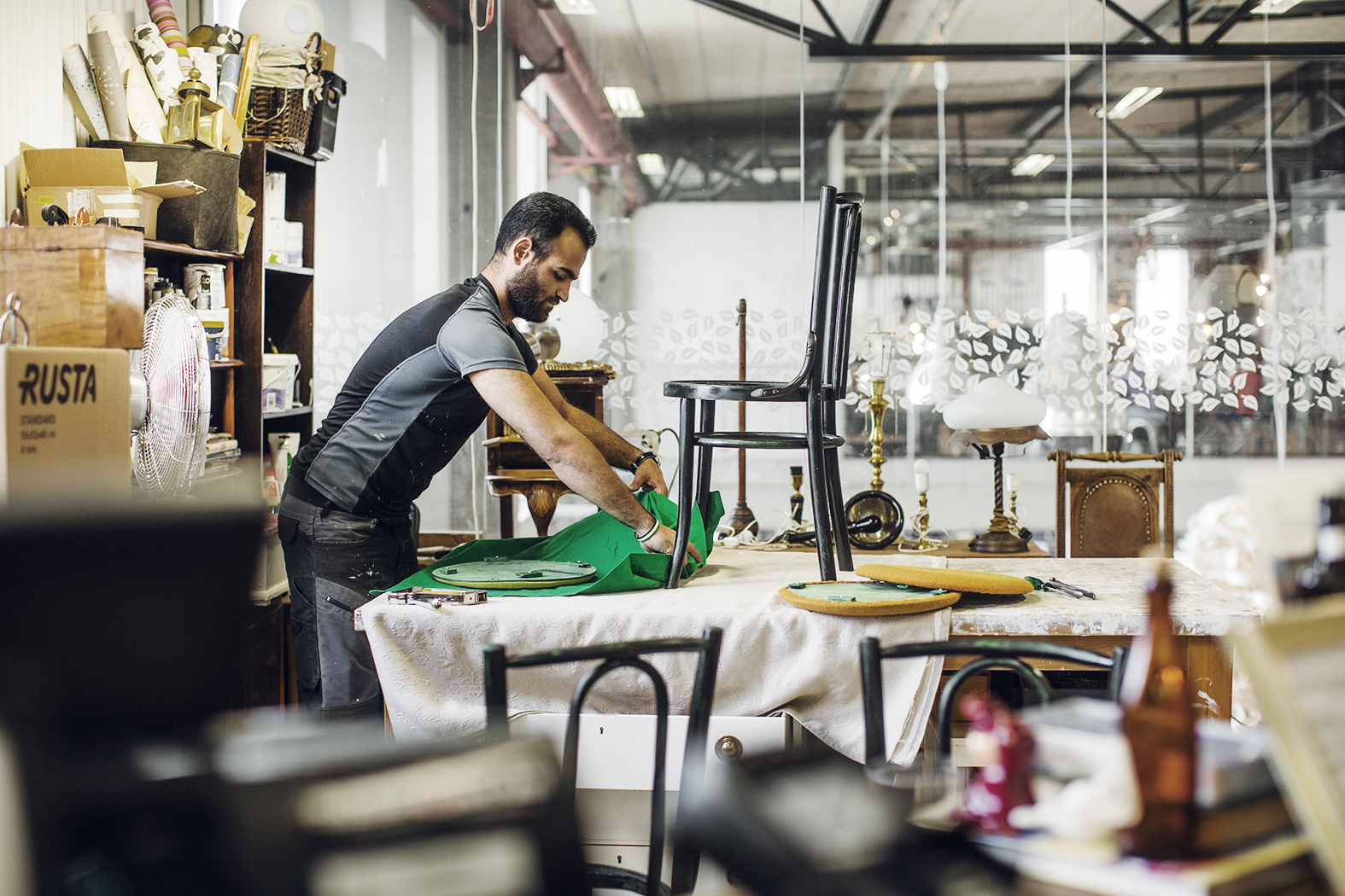 En person arbetar i butiken ReTuna Design