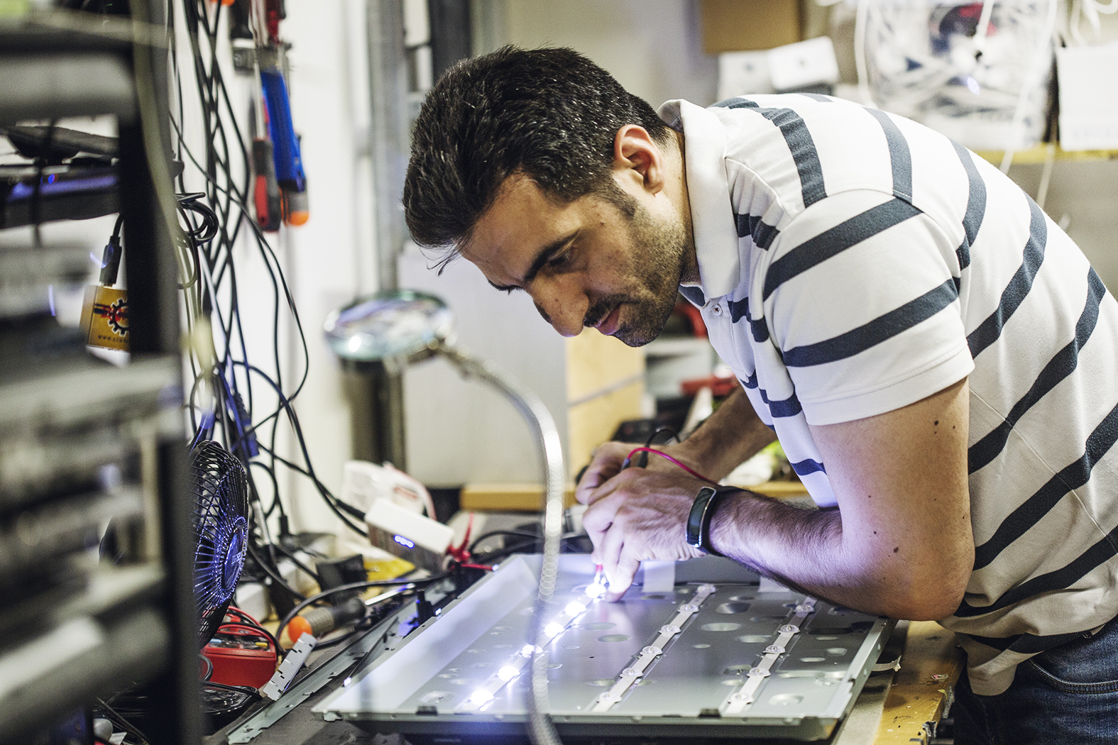En person lagar teknik på Re-compute-IT