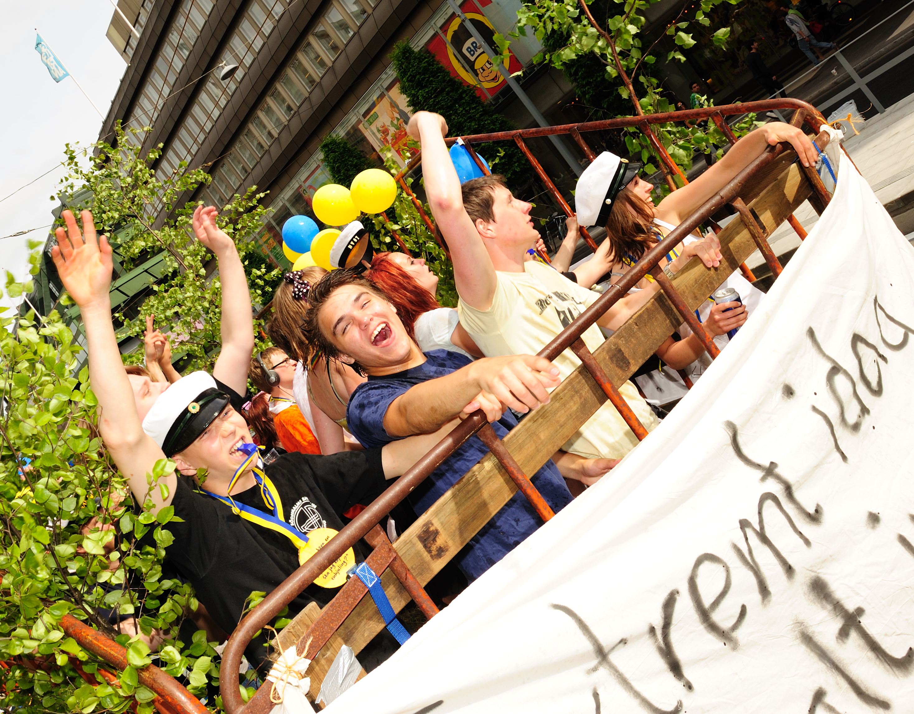 Studenter på ett flak