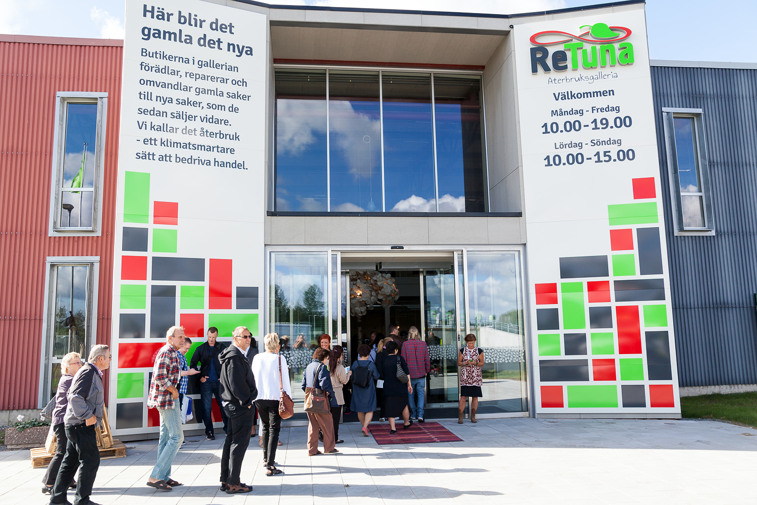 ReTunas Entré med kö utanför