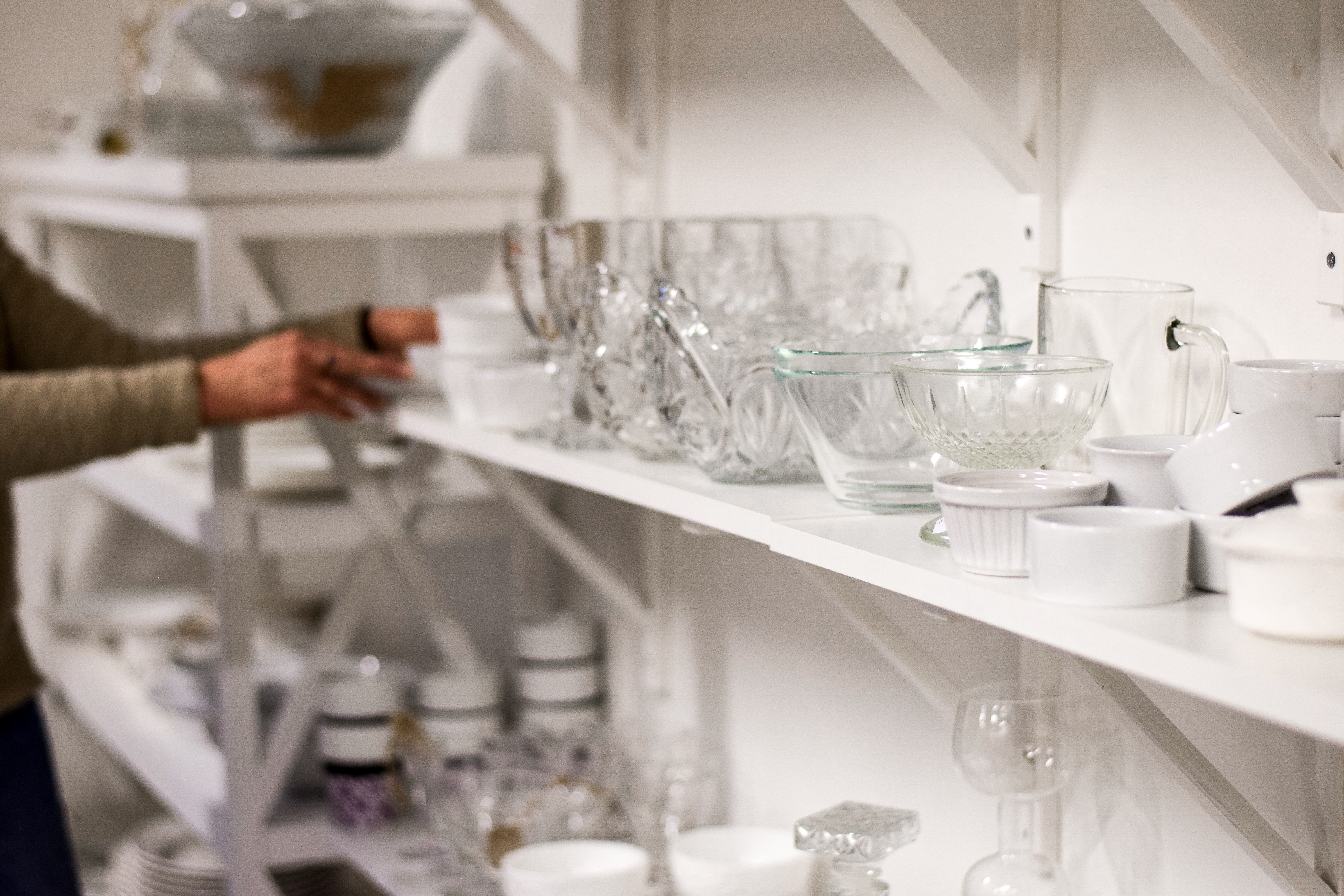 Hylla med glas i butiken ReModa