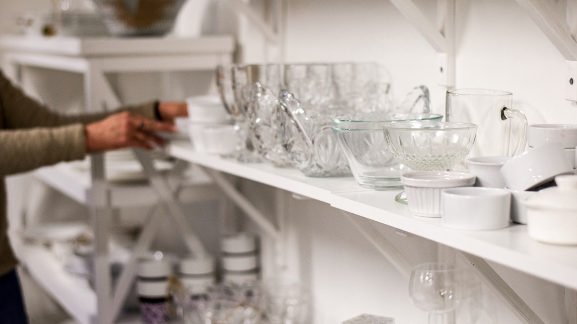 Hylla med glas i butiken ReModa