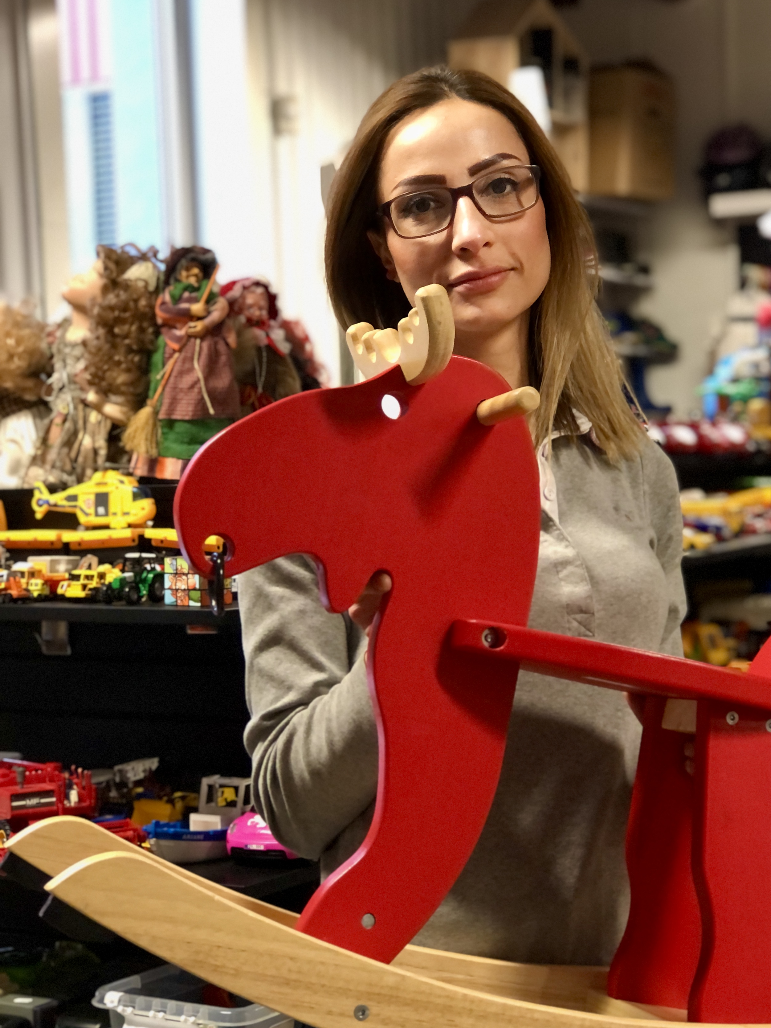 Personal håller upp en gungälg